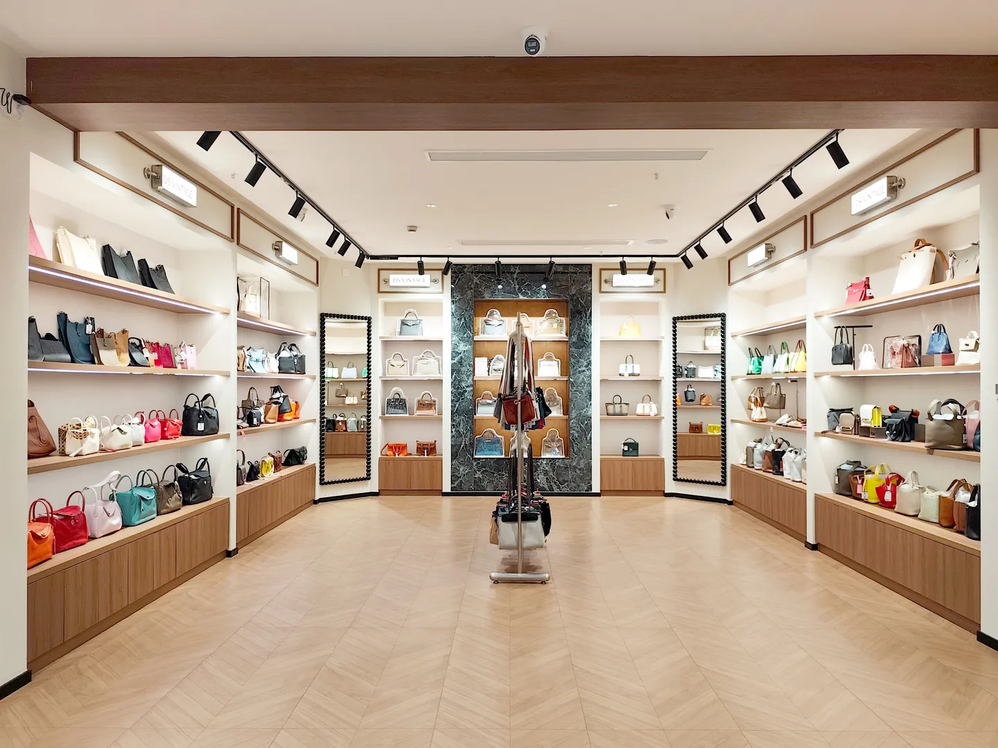 DS Vintage — Handbag showroom