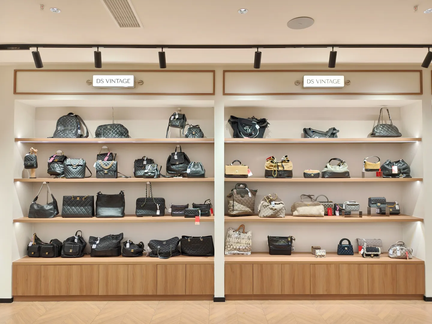 DS Vintage — Handbag display shelves