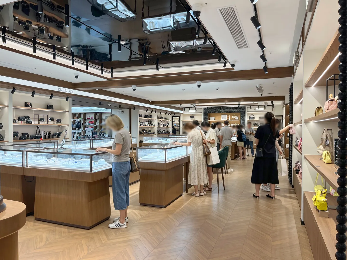 DS Vintage — A view through the showroom