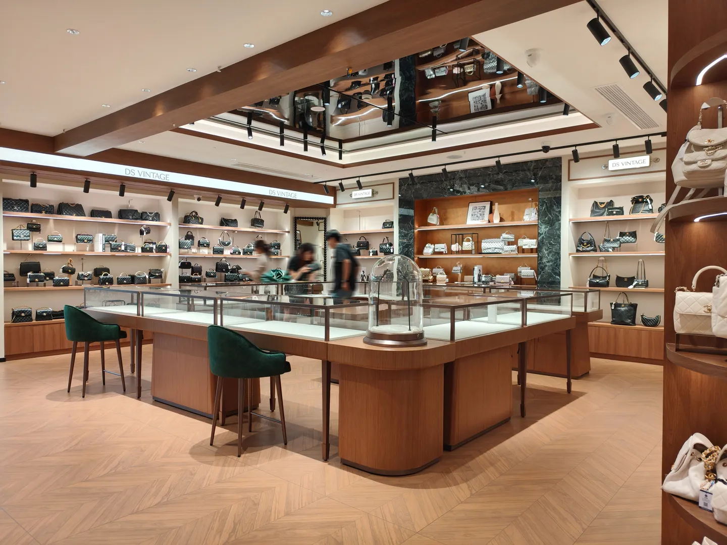 DS Vintage — Display counters and showroom interior