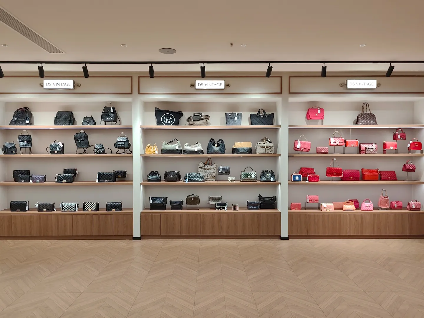 DS Vintage — Handbag collection wall