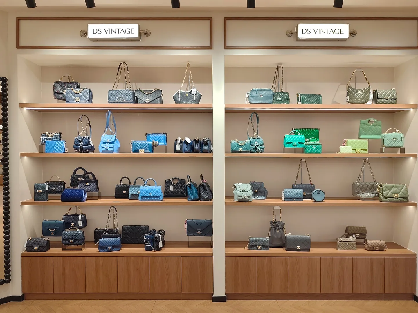 DS Vintage — Colorful handbag displays