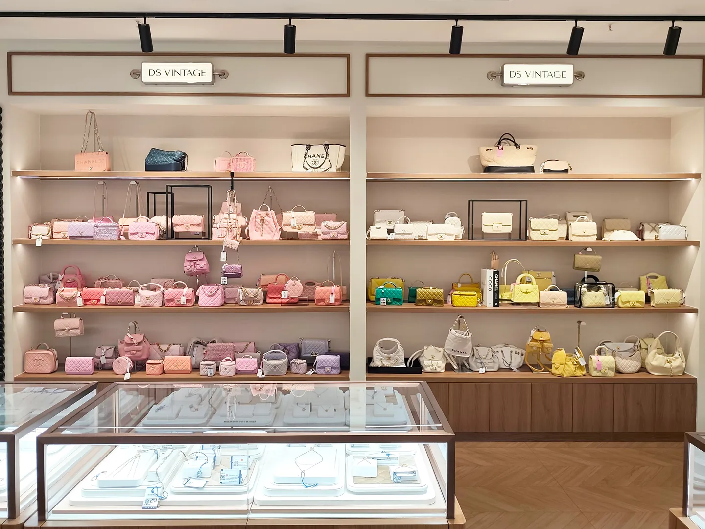 DS Vintage — Handbag wall and glass display case
