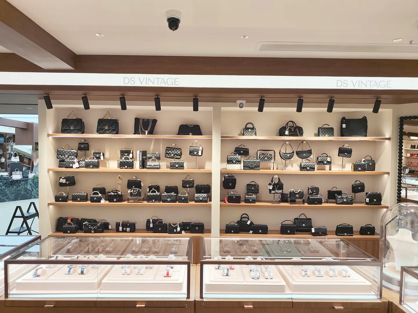 DS Vintage — Handbag showroom display wall
