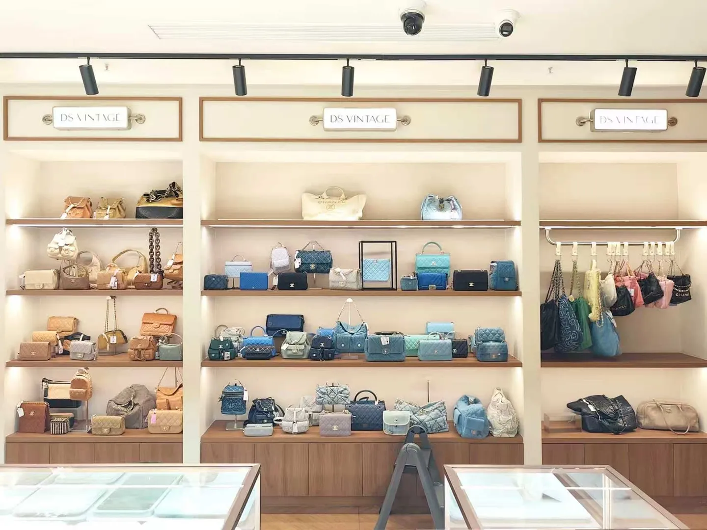 DS Vintage — Handbags and accessories display