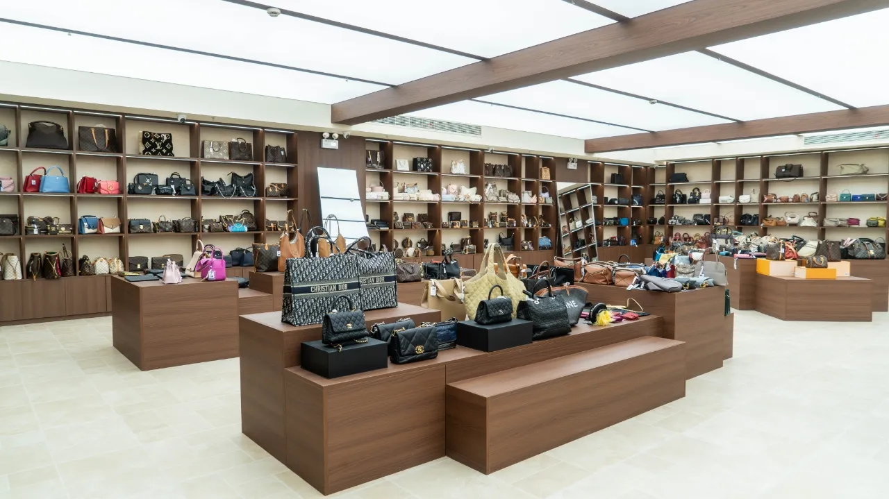 DS Vintage — Handbag collection display