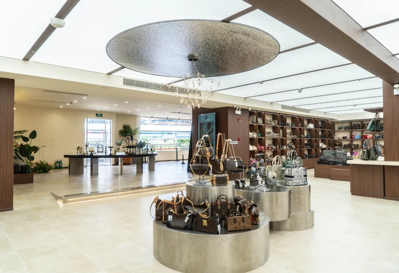 DS Vintage — Store interior and accessories display