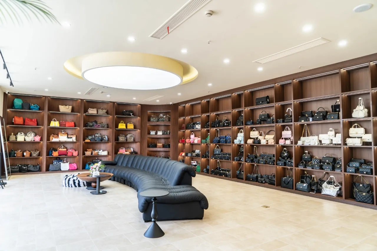 DS Vintage — Store seating and handbag displays