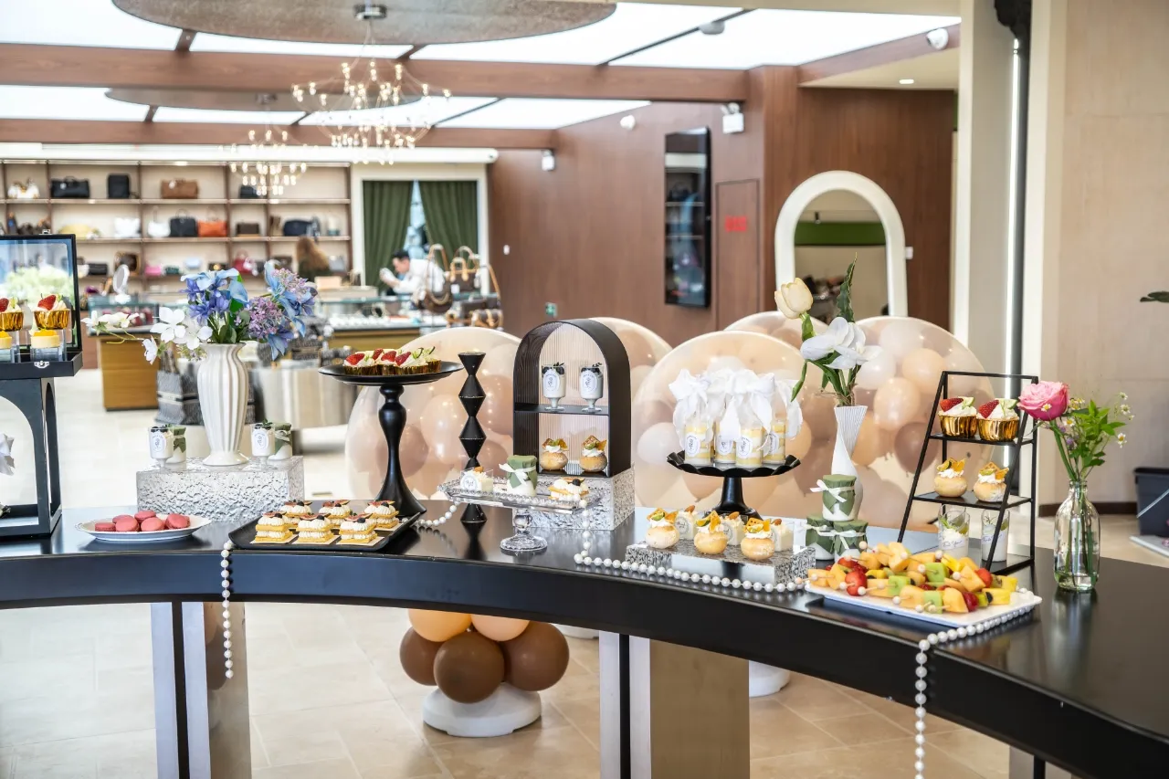 DS Vintage — Accessories and handbag displays